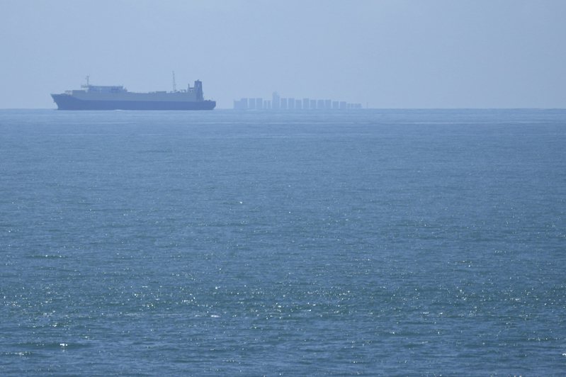 船隻在5日航行於台灣海峽。  美聯社