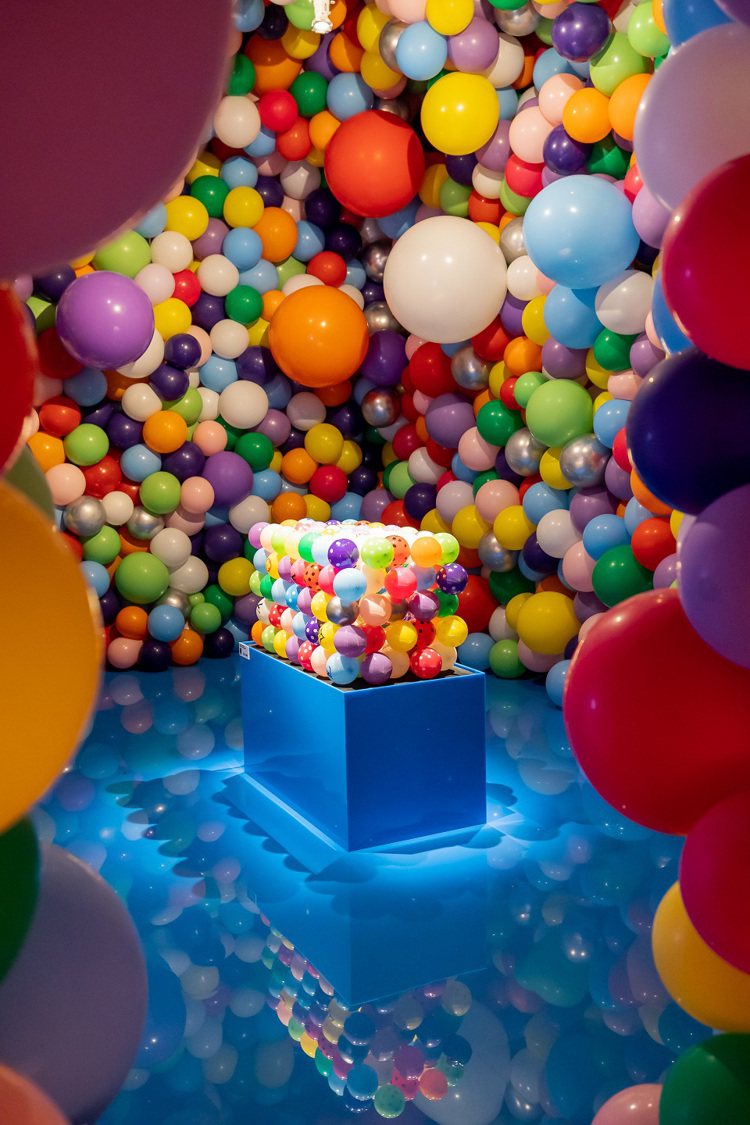 布魯克林氣球公司Robert Moy創作的彩繪氣球旅行箱。圖／路易威登提供