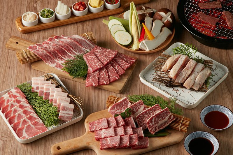 「原燒超澎湃人氣烤肉組」，包括有牛、豬、雞等7款肉品，早鳥價1,380元起。圖／王品提供