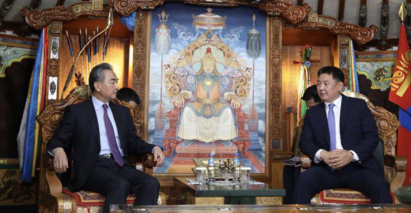 蒙古總統呼日勒蘇赫（右）8日會見大陸外長王毅，提到蒙古認為台灣問題是中共內政的立...