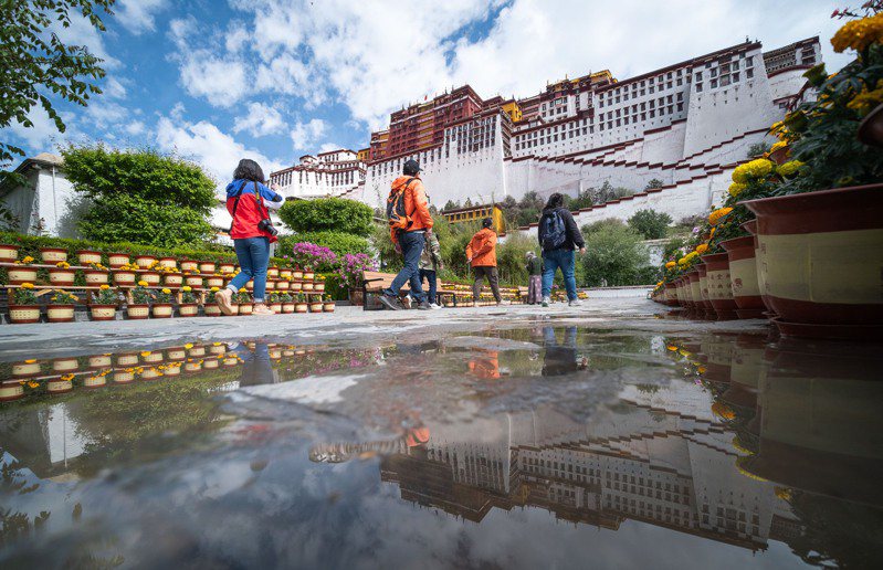 西藏疫情失守，布達拉宮宣布8月9日起暫停開放。（中新社）