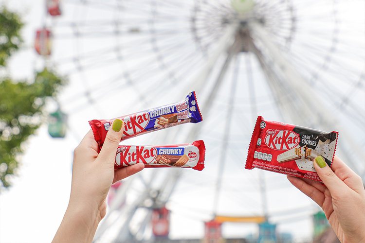 呼應暑假出遊潮，雀巢KitKat巧克力以「遊樂園」概念推出3款必吃新品：蓮花脆餅...
