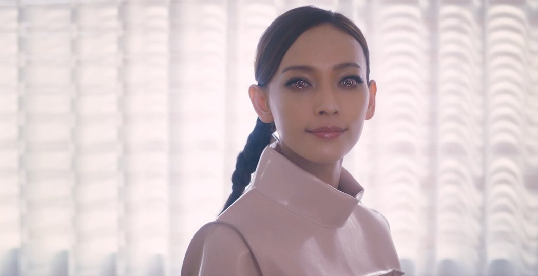 姚以緹飾演AI機器人，必須2分多鐘不眨眼。圖／華影提供