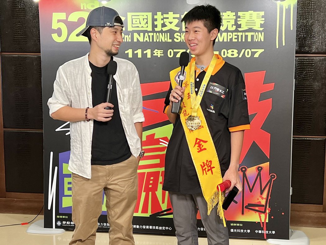 蔡盷融（右）憑藉高超的木作技術，成為青年組最年輕金牌得主。中彰投分署提供
