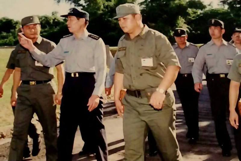 前參謀總長羅本立（前中）在96台海導彈危機巡視飛彈部隊，由時任飛指部指揮官李翔宙（前左）等人陪同。圖／記者洪哲政翻攝