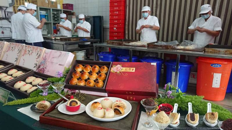 彰化監獄儒林工坊烘焙工廠每年推出月餅都熱銷。記者簡慧珍資料照片