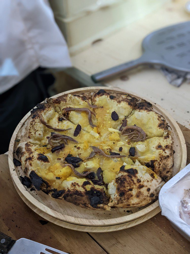 「亞太50最佳披薩」第五名Peppina，於活動現場製作「鯷魚黃蕃茄羊奶起司比薩...