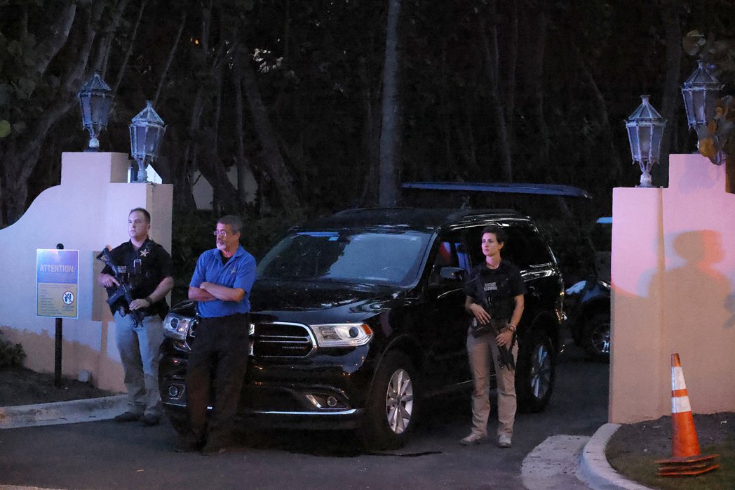 美國時間8日晚間，FBI搜索川普在佛州的海湖莊園寓所。（美聯社）