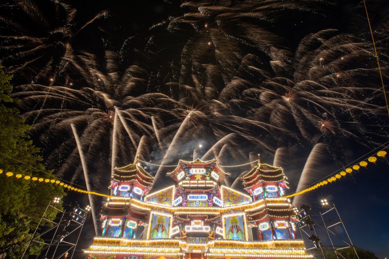 基隆中元祭昨天舉行主普壇的「開燈放彩」儀式。記者季相儒／攝影