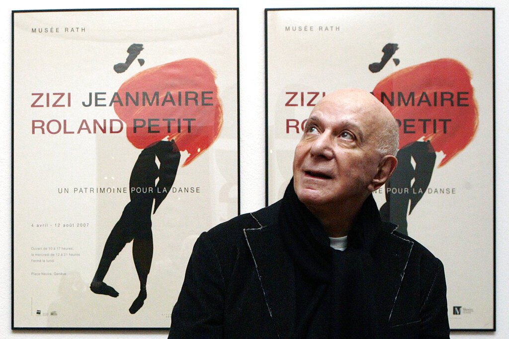 法國舞蹈家羅蘭比提（Roland Petit），其背景為「Zizi Jeanmaire-Roland Petit」特展海報。 圖／美聯社