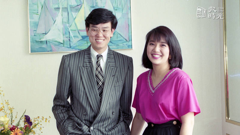 菲律賓總統艾奎諾夫人的么女姬絲艾奎諾（右）與港星黃百鳴（左）廿三日為電影「開心鬼」第5集「上錯身」來台做宣傳。
圖＼聯合報系資料照（ 1991/08/23　陳炳坤攝影）
