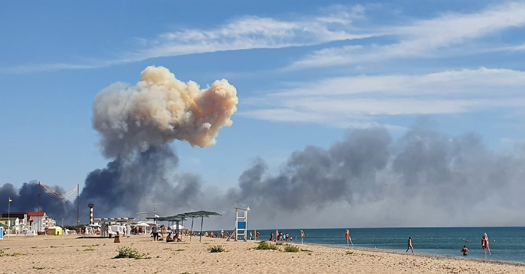 位於克里米亞半島的薩基空軍基地發生爆炸，從附近的海灘可見到濃煙升起。 圖／美聯社