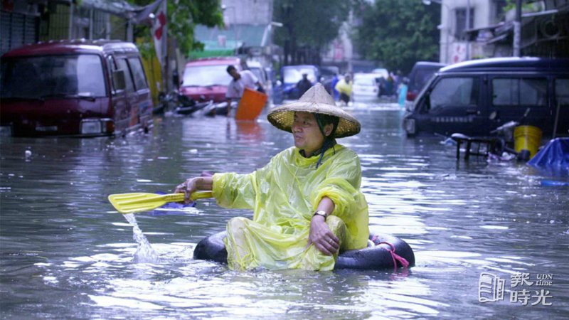 納莉颱風侵襲台灣，台北大淹水。圖＼聯合報系資料照（2001/9/17　林錫銘攝影）