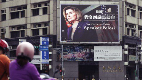 裴洛西訪台，台北街頭電視牆播放歡迎字句。 圖／美聯社
