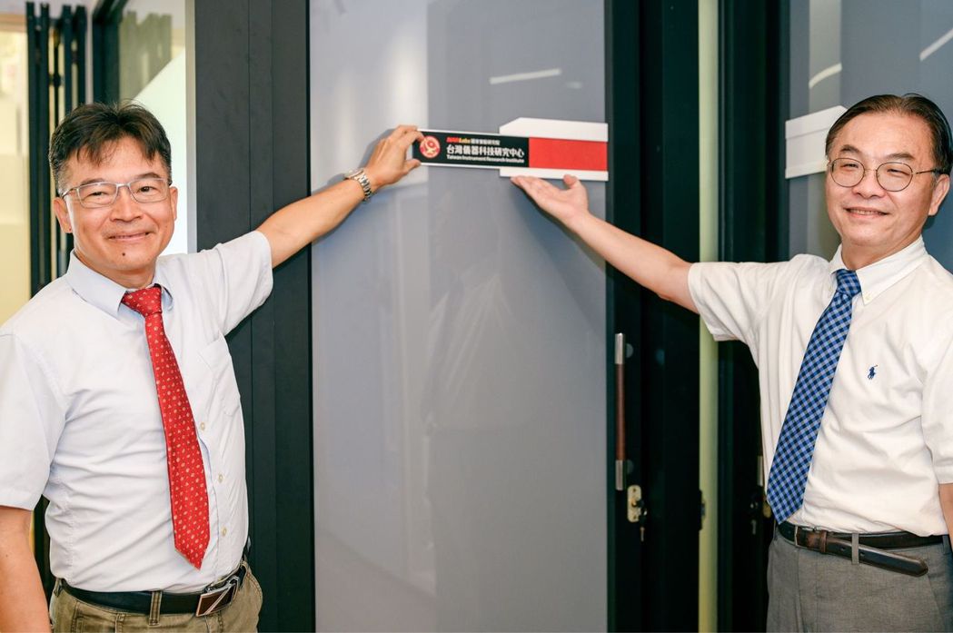 國研院儀科中心成大辦公室正式啟用，楊燿州主任(左)莊偉哲主任合影。 國研院/提供
