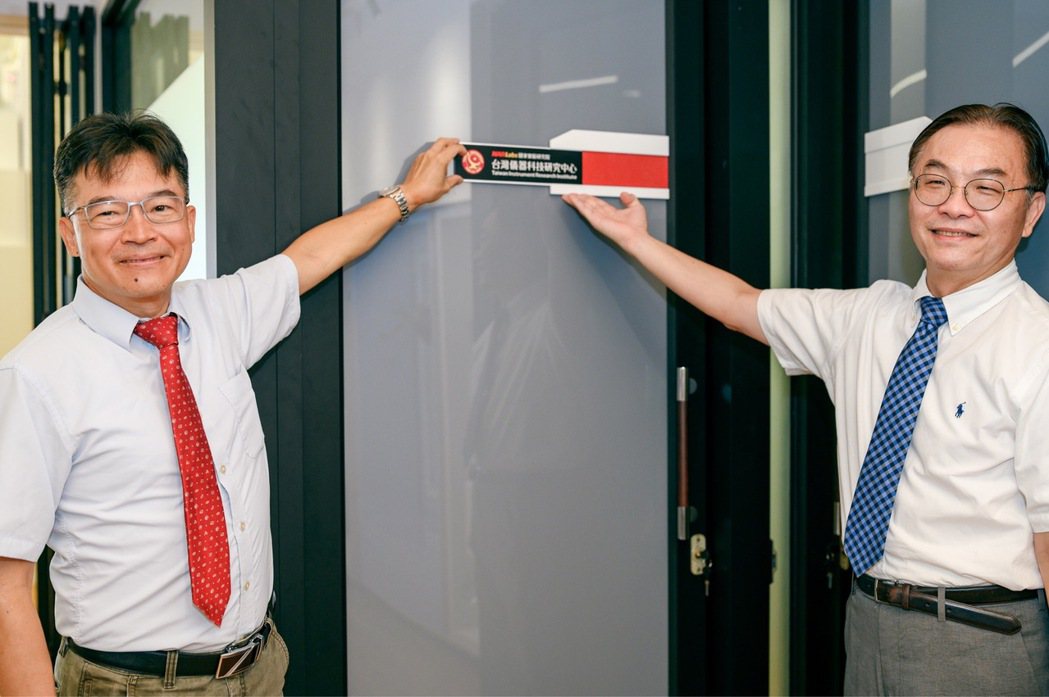 國研院儀科中心主任楊燿州（左）為成大辦公室放入掛牌，象徵正式啟動營運。 成大/提...