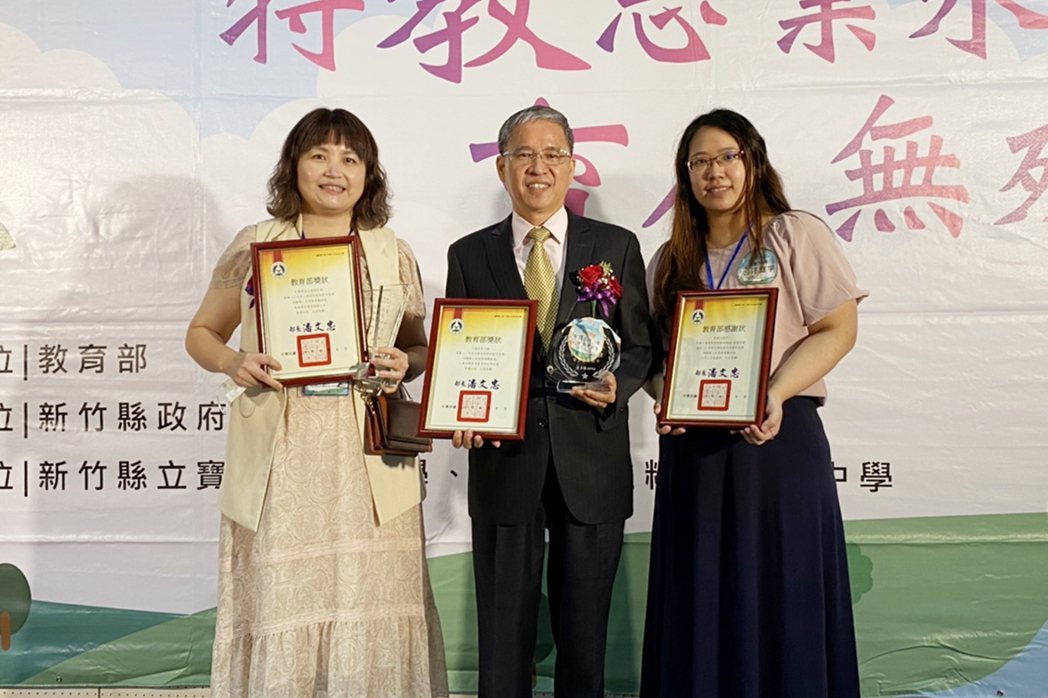 中國科技大學輔導員林怡慧(左起)、校長唐彥博及輔導員汪庭宇於受獎後合影。