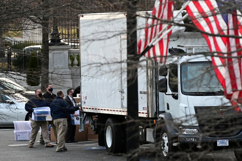 去年1月川普遷出白宮，被拍到大批紙箱可能裝載著重要文件跟著川普移出。（路透）
