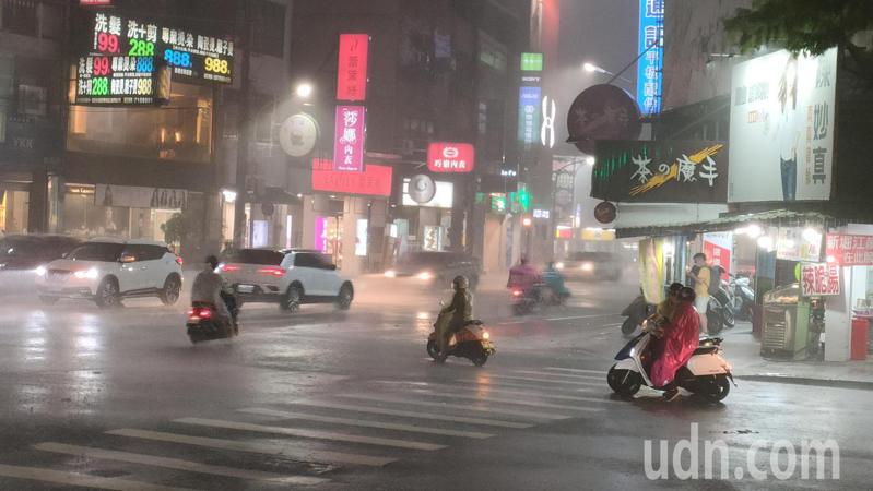 高雄市鳳山區今（10）晚風強雨驟，宛如颱風來襲。聯合報系資料照／記者林保光攝影
