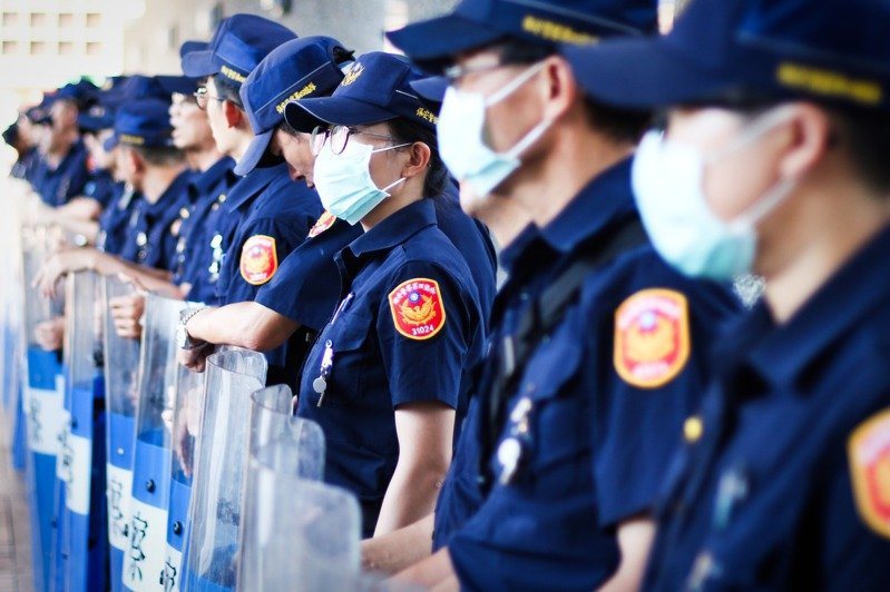 台南昨日發生殺警案件，不少人開始討論警察的警械使用條件，非新聞當事人。 示意圖／聯合報系資料照片