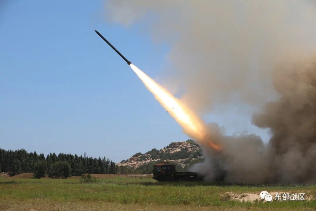 解放軍東部戰區陸軍部隊4日在台灣海峽實施遠程火箭砲實彈演習。（新華社）