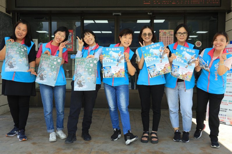 吉安鄉長游淑貞（左4）與公所人員為帶給遊客暑期回憶，推出市集與電影院活動，讓周末不無聊。圖／吉安鄉公所提供