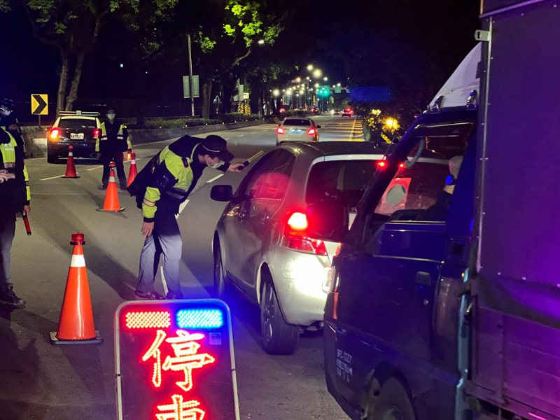 新北市警局交通通大隊表示，警方防制酒駕24小時不間斷，呼籲民眾「酒前不開車」，一起響應酒後代駕。圖／警方提供
