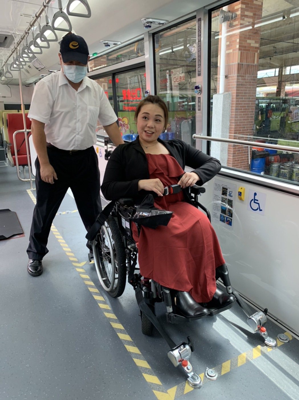 復刻版全新彩虹公車大復康巴士擁有六個輪椅座位及16個一般座位，可提供給身障團體租...