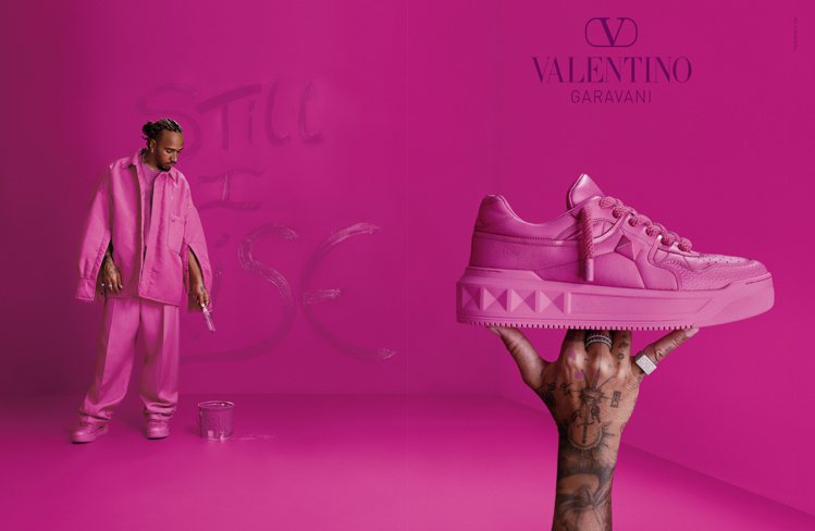 Valentino邀請七屆世界一級方程式錦標賽（F1）世界冠軍得主路易斯·漢米爾頓爵士（Sir Lewis Hamilton）為Pink PP男士系列拍攝本次廣告大片
