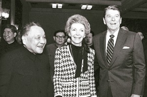 一九八二年美國總統雷根簽署八一七公報，圖為一九八四年他偕妻子訪問北京，與鄧小平合影。美聯社