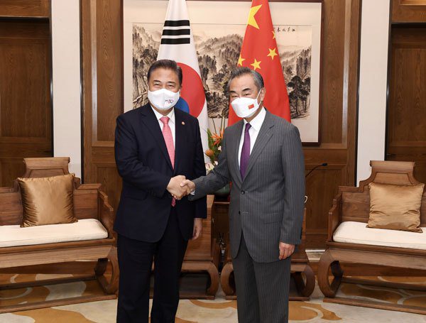 繼7月初印尼巴厘島G20外長會議後，韓國外長樸振（左）8日在青島與大陸國務委員兼...