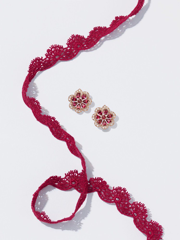 Precious Lace系列耳環，符合倫理道德標準的18K玫瑰金鑲嵌1.51克拉梨形紅寶石與0.15克拉明亮式切割紅寶石，以及0.36克拉明亮式切割鑽石，72萬1,000元。圖／蕭邦提供