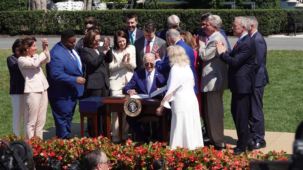 拜登總統9日在白宮簽署晶片法案，將投入520億元支持美國半導體產業，加大對中國的...