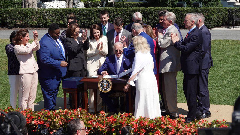 拜登總統9日在白宮簽署晶片法案，將投入520億元支持美國半導體產業，加大對中國的競爭力。(記者張文馨／攝影)