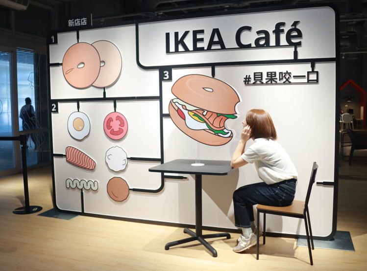 IKEA Café設立「巨型貝果堡打卡牆」，參與打卡還有機會獲得好丘貝果新生袋。...