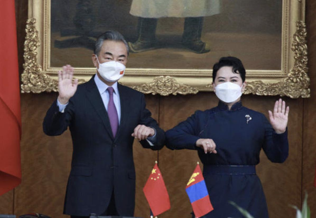 8月8日，大陸外長王毅在烏蘭巴托同蒙古外長巴特策策格舉行會談。（央視新聞APP）