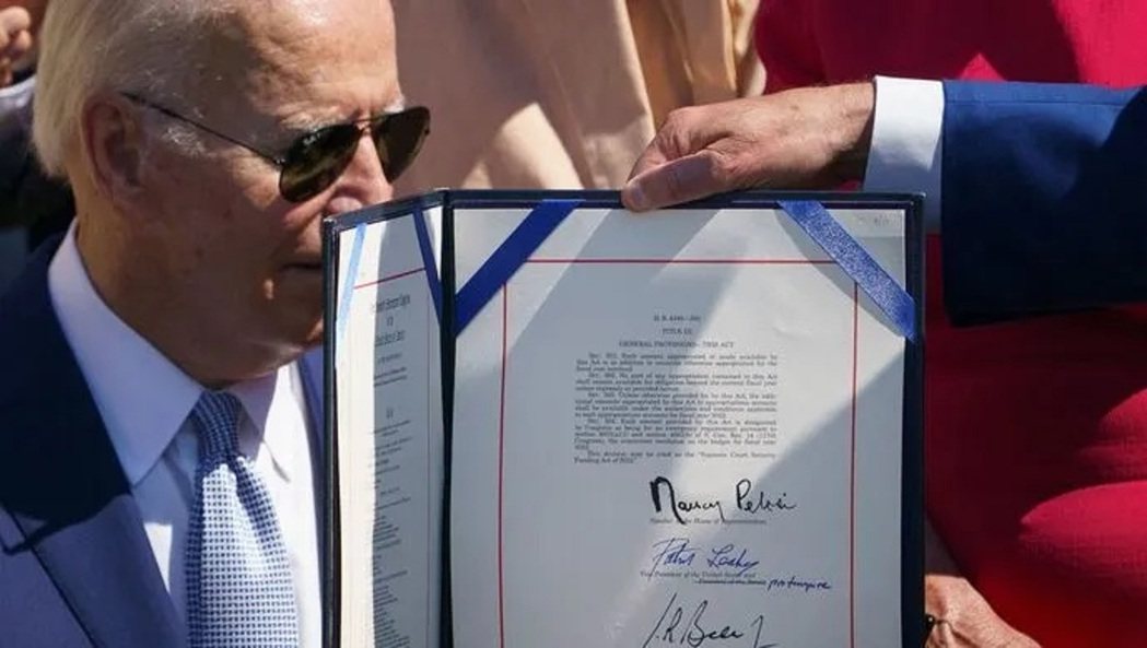 美國總統拜登簽署「晶片與科學法案」。上觀新聞