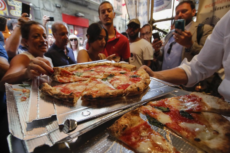 義大利人對他們的披薩挑得很，披薩在當地受到尊敬，拋甩餅皮的做法更在聯合國教科文組織「非物質文化遺產」清單贏得一席之地。路透