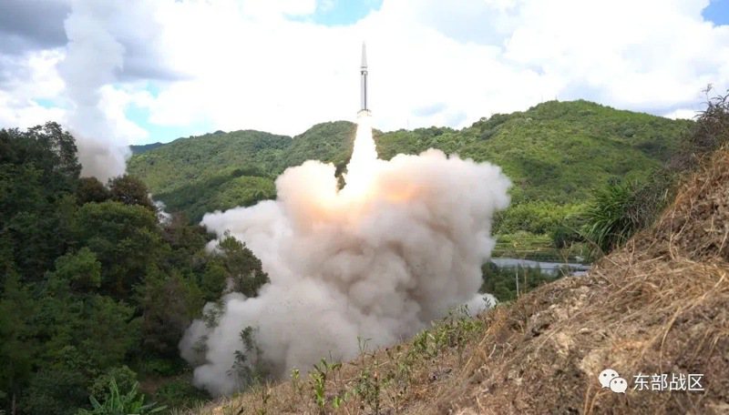 解放軍東部戰區火箭軍8月4日對台灣東部外海預定海域實施火力突擊，圖為導彈正發射升空。（取自解放軍東部戰區微信公眾號）