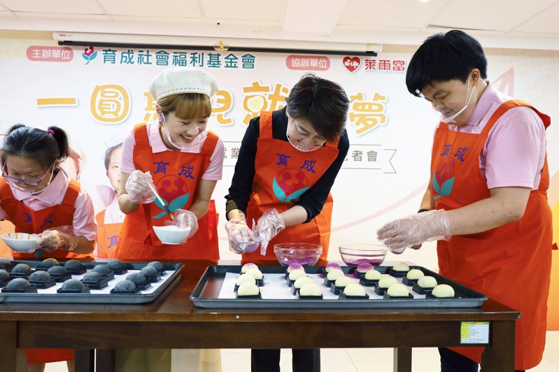 育成社福基金會推出憨兒手作月餅，台北市副市長黃珊珊（右2）、藝人黃路梓茵（左2）和憨兒一起體驗製作月餅。圖／育成社福基金會提供