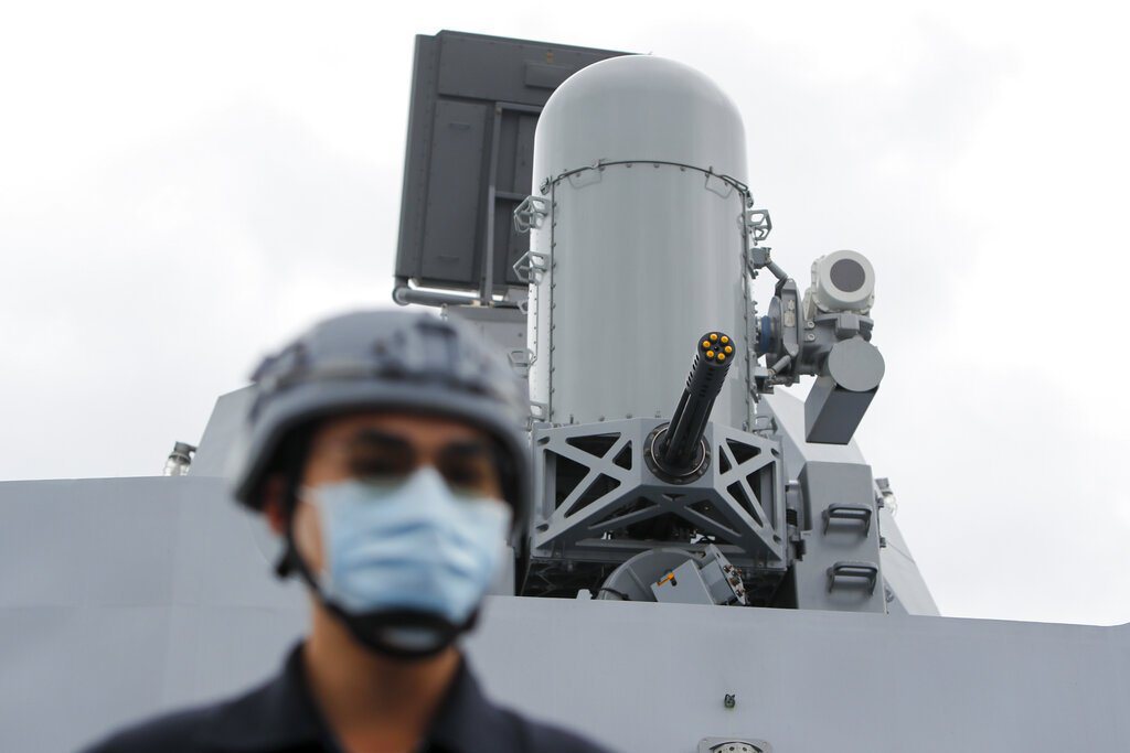 在台灣與中國緊張局勢升級的情況下，海軍在軍艦上進行戰備增強演習。 圖／美聯社