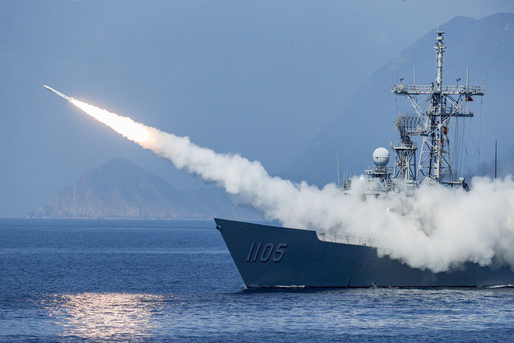 海軍成功級巡防艦繼光號發射標準一型防空飛彈。 圖／聯合報系資料照片