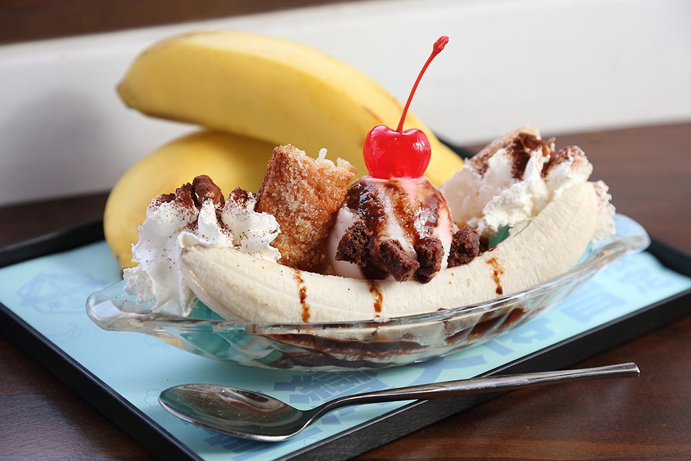 「春田氷亭」選用高雄物產為食材，冰淇淋口味選擇包含旗山的香蕉巧克力、美濃黑芝麻、...
