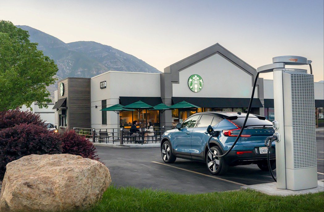Volvo USA與Starbucks合作在美設置60個快充站點。 摘自Volvo USA