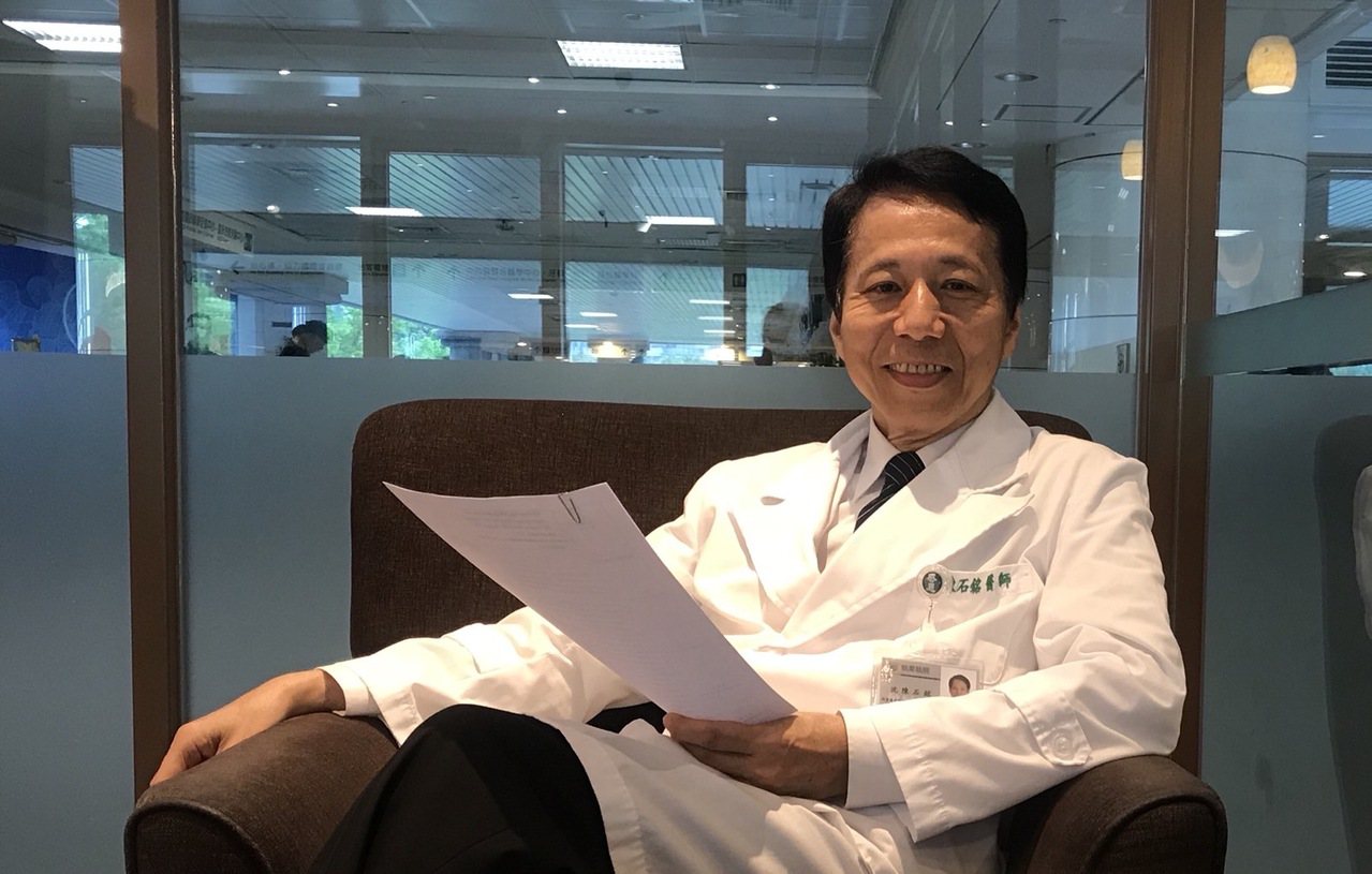 臺北醫學大學附設醫院乳房醫學中心主任，同時也是台灣乳房醫學會榮譽理事長的沈陳石銘教授。