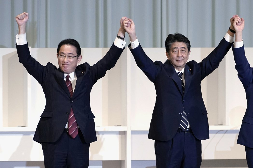 岸田首相是否將徹底擺脫過去安倍指導的陰影，成為黨內「岸田獨強」？圖為2020年9...