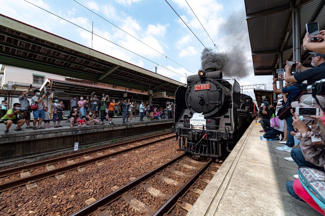 2022桃園富岡鐵道藝術節開跑，圖為DT668蒸汽火車頭。 圖／桃園市政府提供