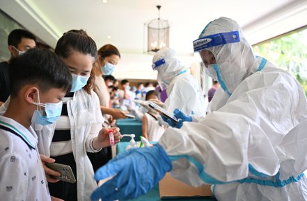 中國大陸報告周三新增本土新冠感染病例1,993例，創出三個月來最高水平，其中超過三分之二來自海南省。新華社
   
