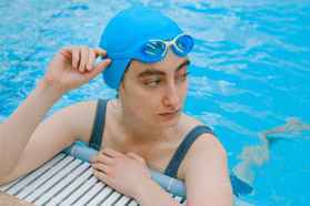 夏日游泳前必看！「氯」對人體的5大影響：眼球發紅感染「結膜炎」、頭髮受損掉色超崩潰！