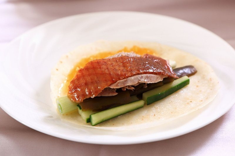 除了傳統的吃法，台北老爺的片皮鴨還會佐以鳳梨醬、剝皮辣椒，賦予更多層次風味。 台...